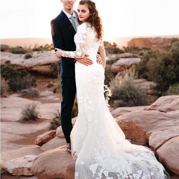 Modest wedding dress from LDS bridal Size 4 - Picture 2 of 5